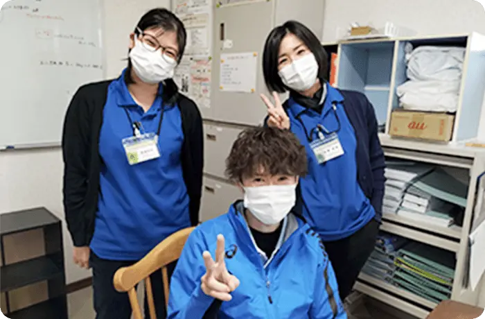 めかぶ訪問看護ステーションの職員3人が笑顔でピースしている画像