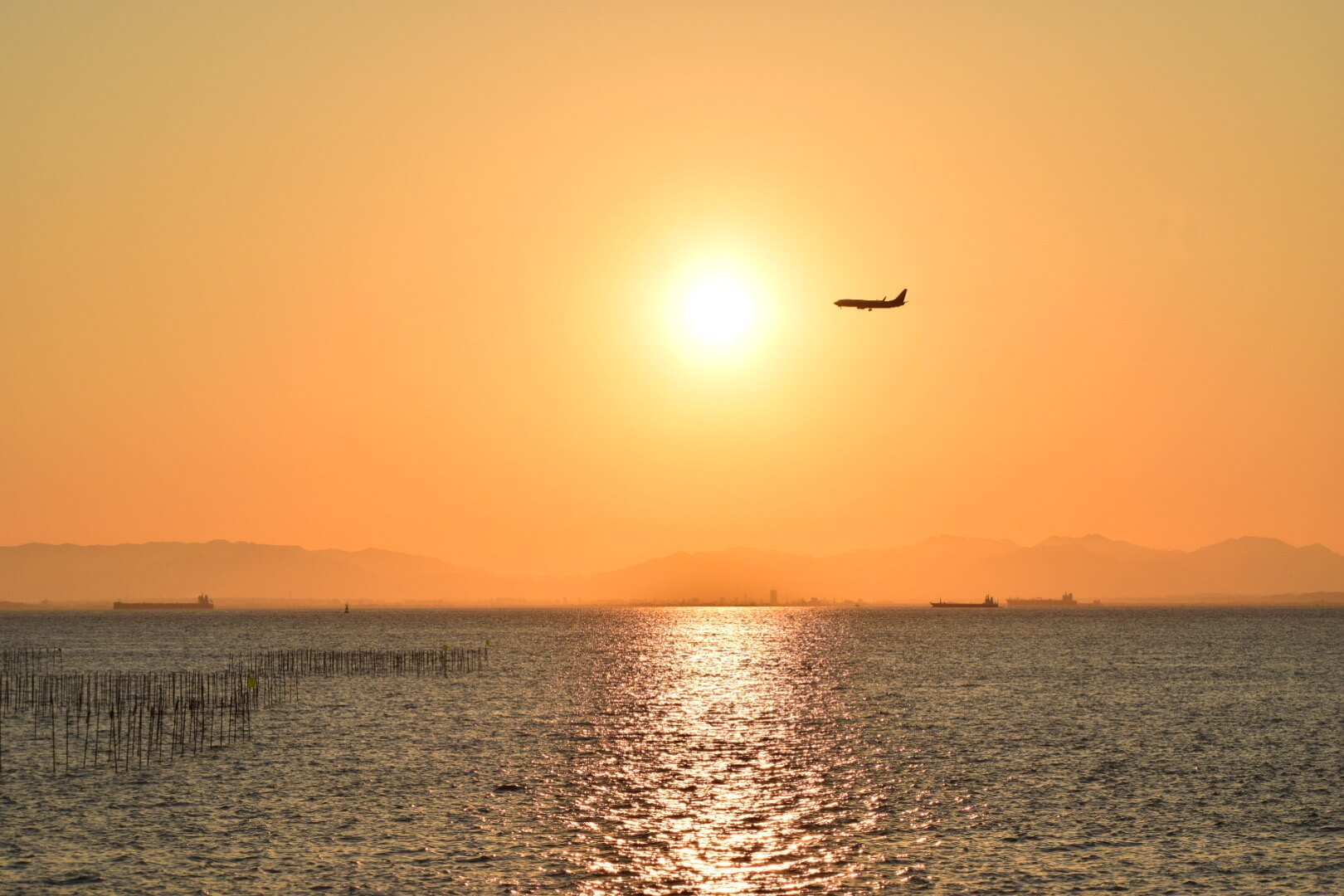 海に沈む夕日の画像